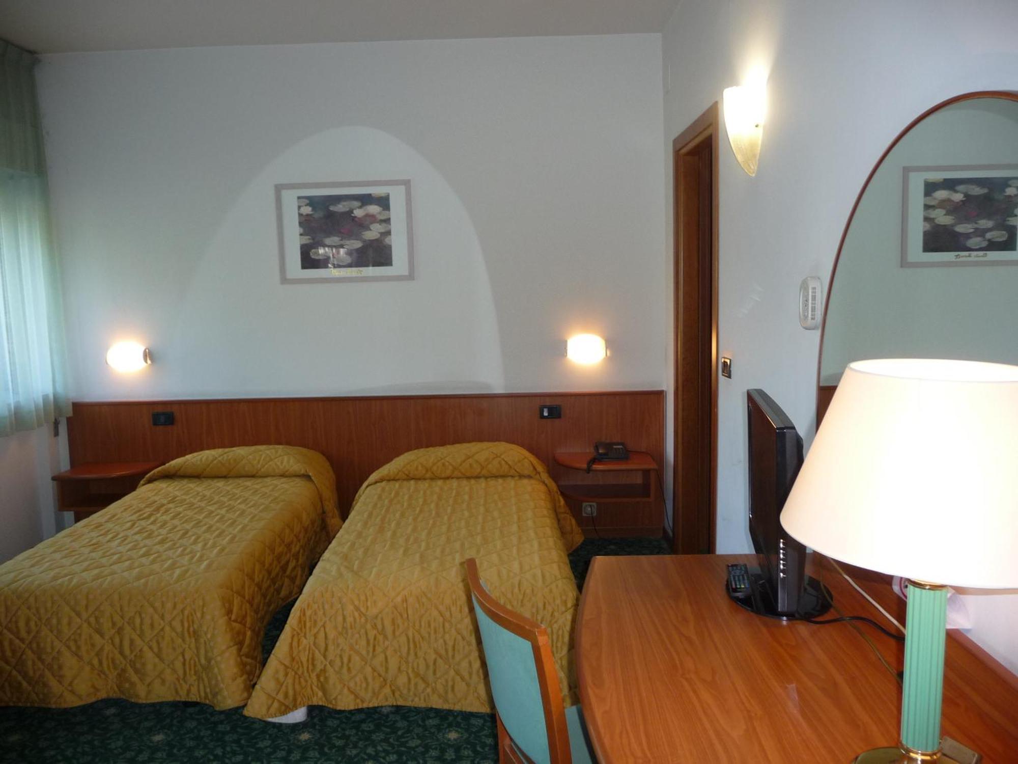 Hotel Cristallo Удине Экстерьер фото