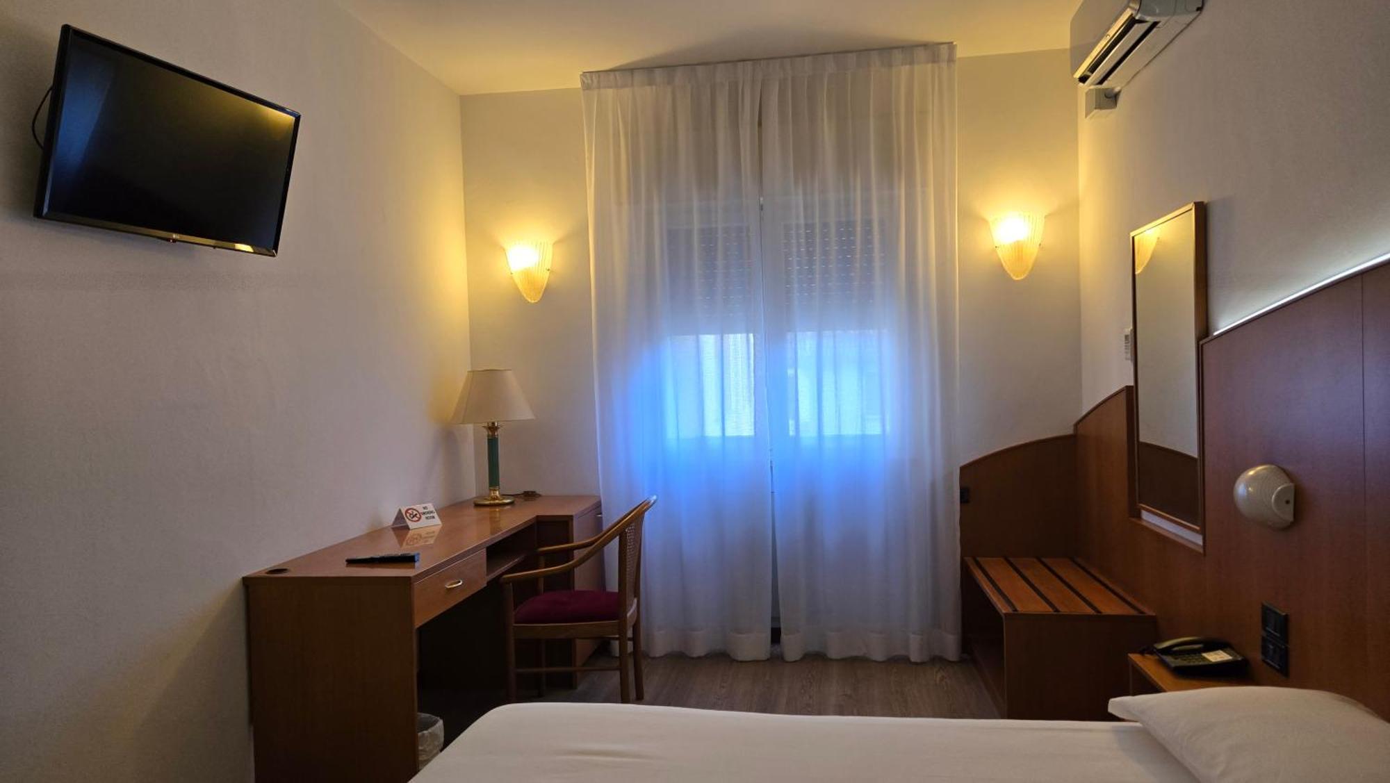 Hotel Cristallo Удине Экстерьер фото