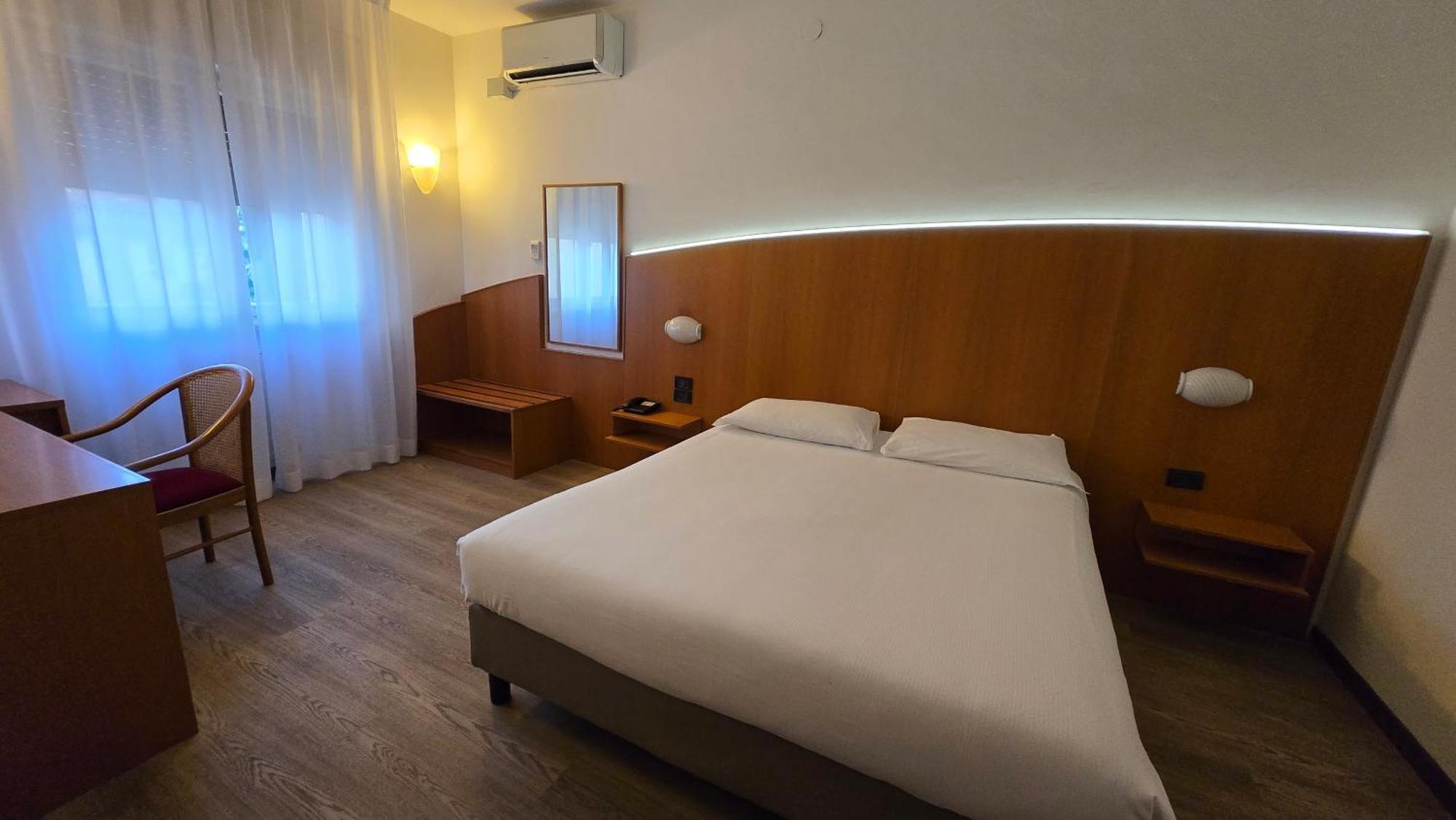 Hotel Cristallo Удине Экстерьер фото