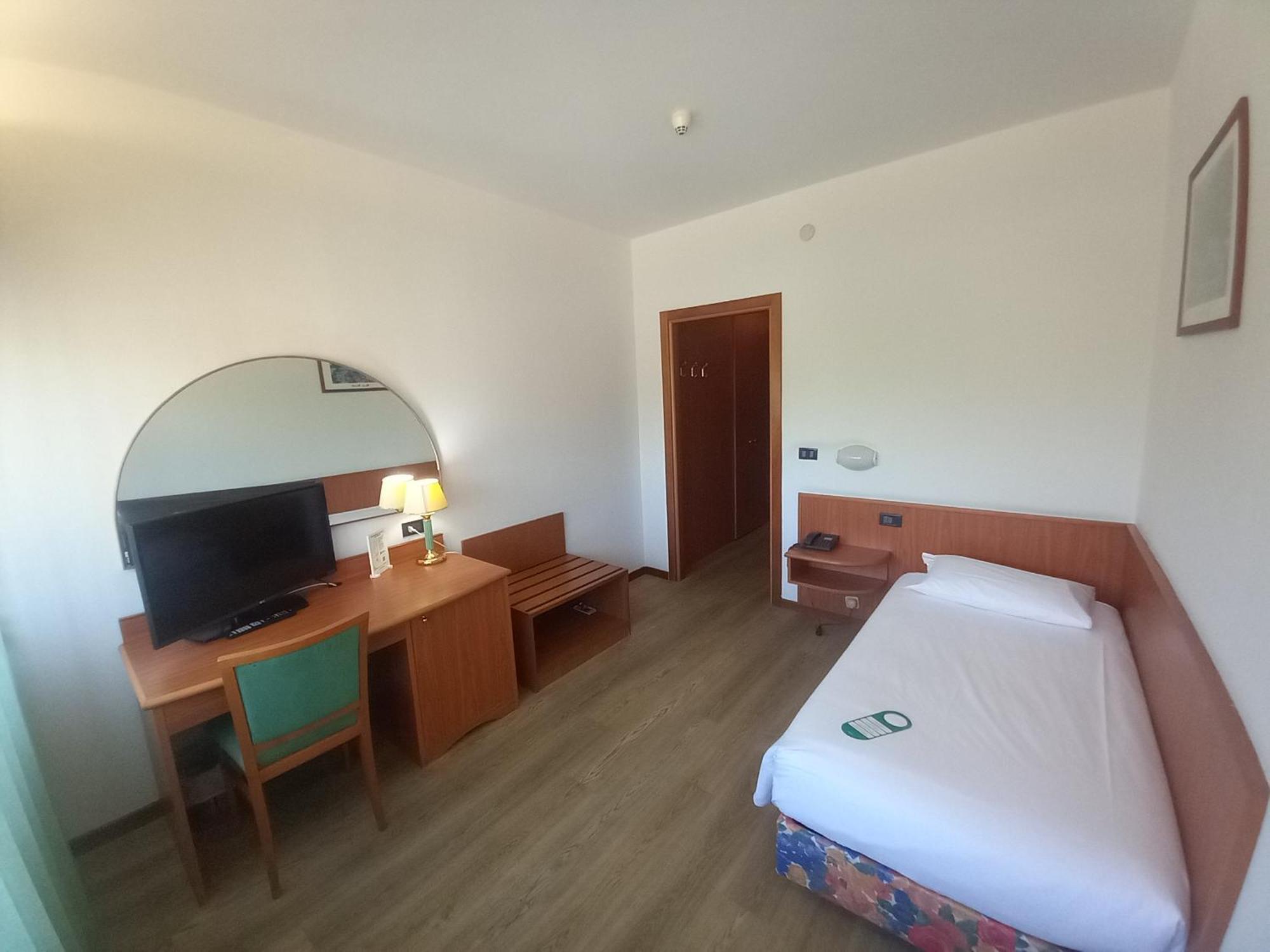 Hotel Cristallo Удине Экстерьер фото