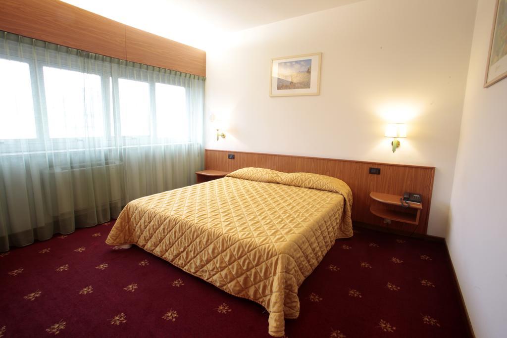 Hotel Cristallo Удине Экстерьер фото