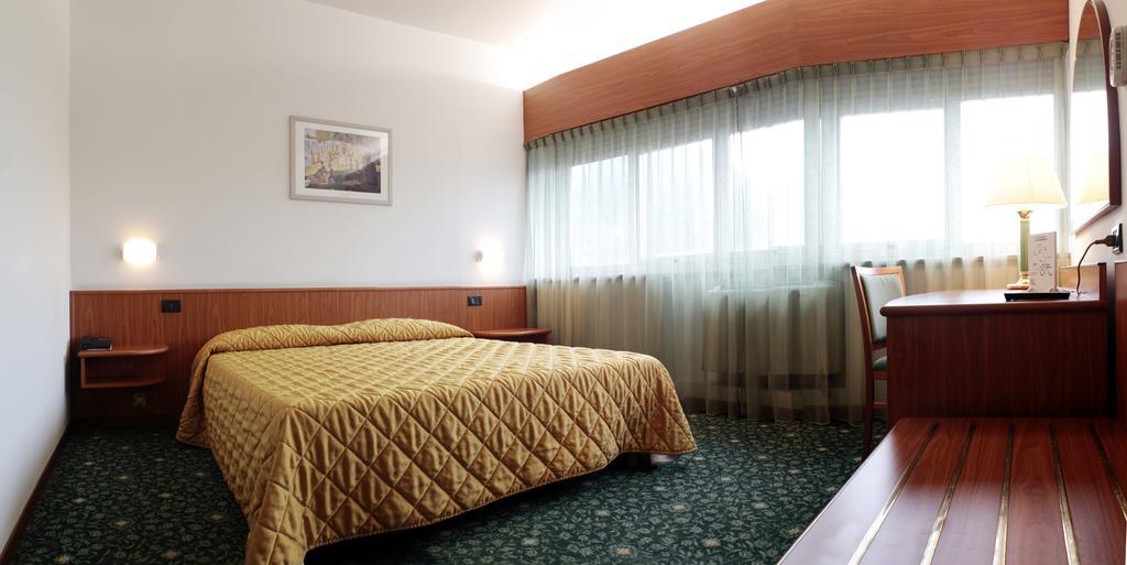 Hotel Cristallo Удине Экстерьер фото
