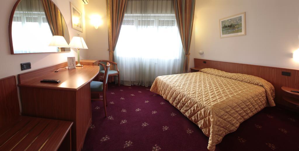 Hotel Cristallo Удине Экстерьер фото